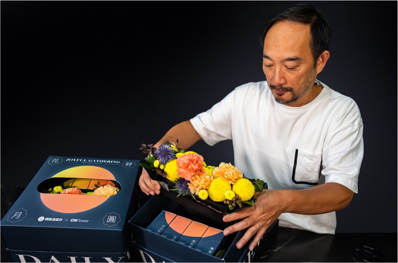 CNFlower西恩創辦人凌宗湧老師將乒乓菊、小菊花、康乃馨和紫薊等花卉交織而成的秋節花禮