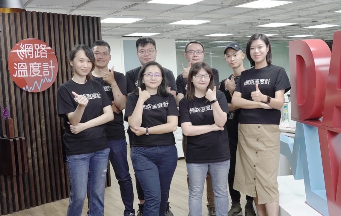 「2022選戰溫度計 為台灣讚聲」由大數據公司營運長蔣志薇(右一) 所率領之團隊打造而成