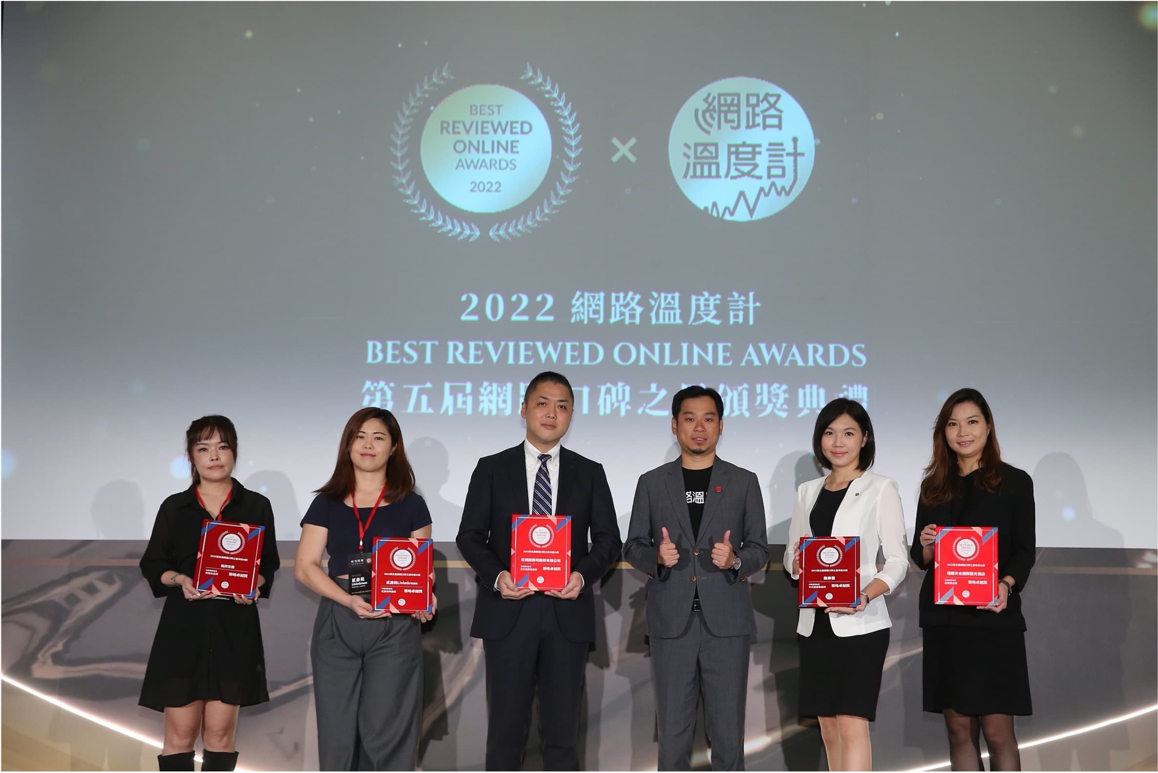 由網路溫度計共同創辦人金志丞頒發休閒健康產業 策略卓越獎:船井生醫品牌總監 陳書郁(左一)、貳房苑LivinGreen行銷公關 林意庭(左二)、亞洲藏壽司股份有限公司董事長 西川健太郎(左三)、鼎泰豐公關部經理 吳怡蓉(右二)及天成飯店集團品牌行銷公關處總監 趙芝綺(右一)