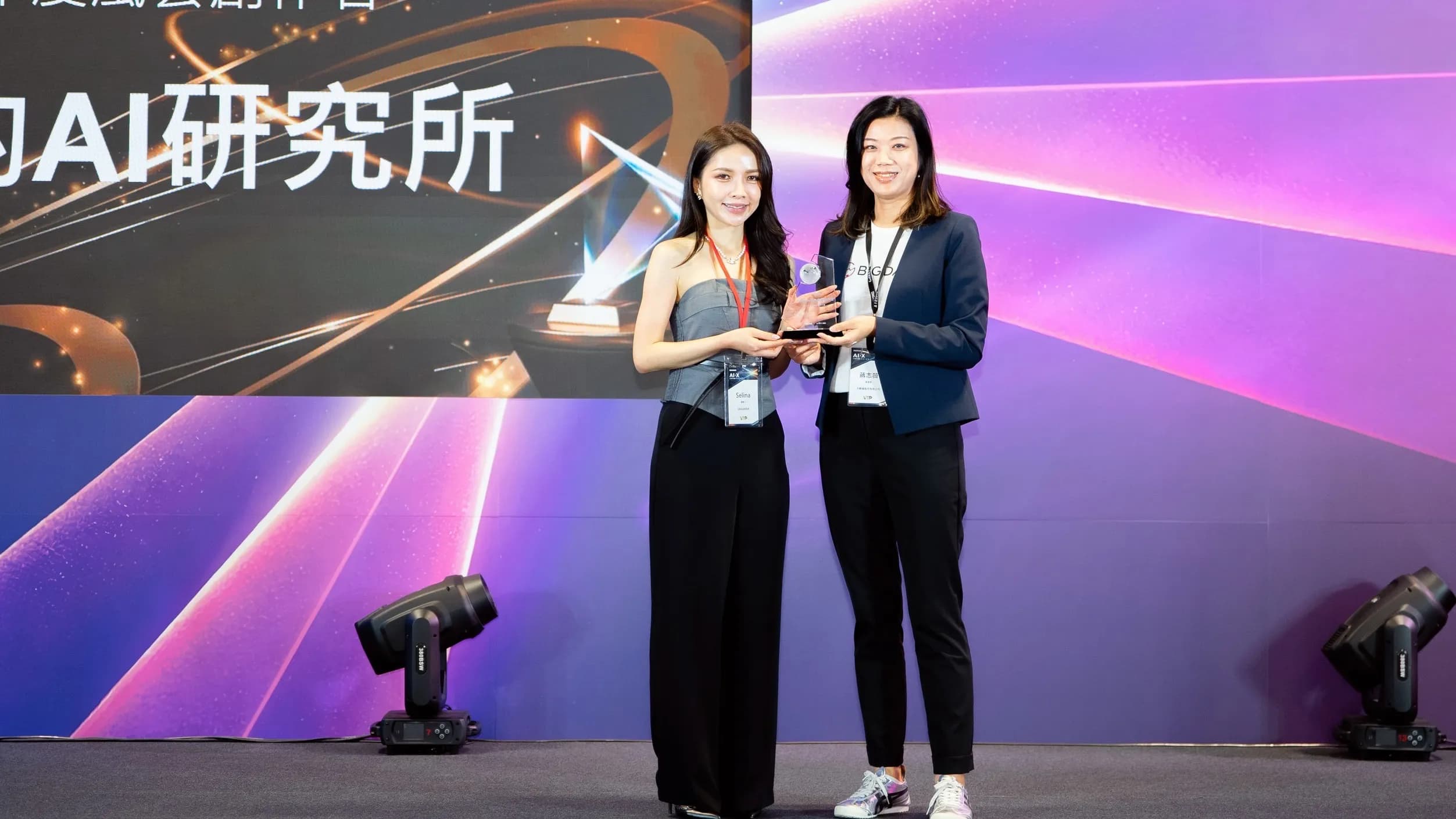 大數據(股)公司營運長蔣志薇將 Instagram 類「年度風雲創作者」獎項頒予 S 的 AI 研究所(Selina)(左)