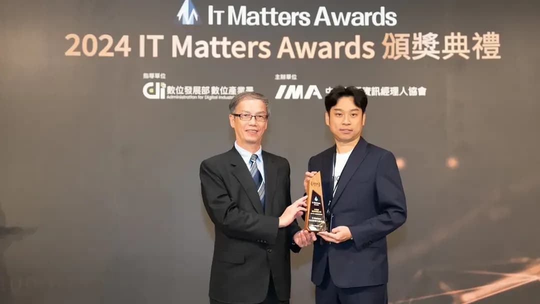 台湾数産省の林俊秀 代理署長(左)より、BIG DATA金志丞 CEO(右)へトロフィーが授与された