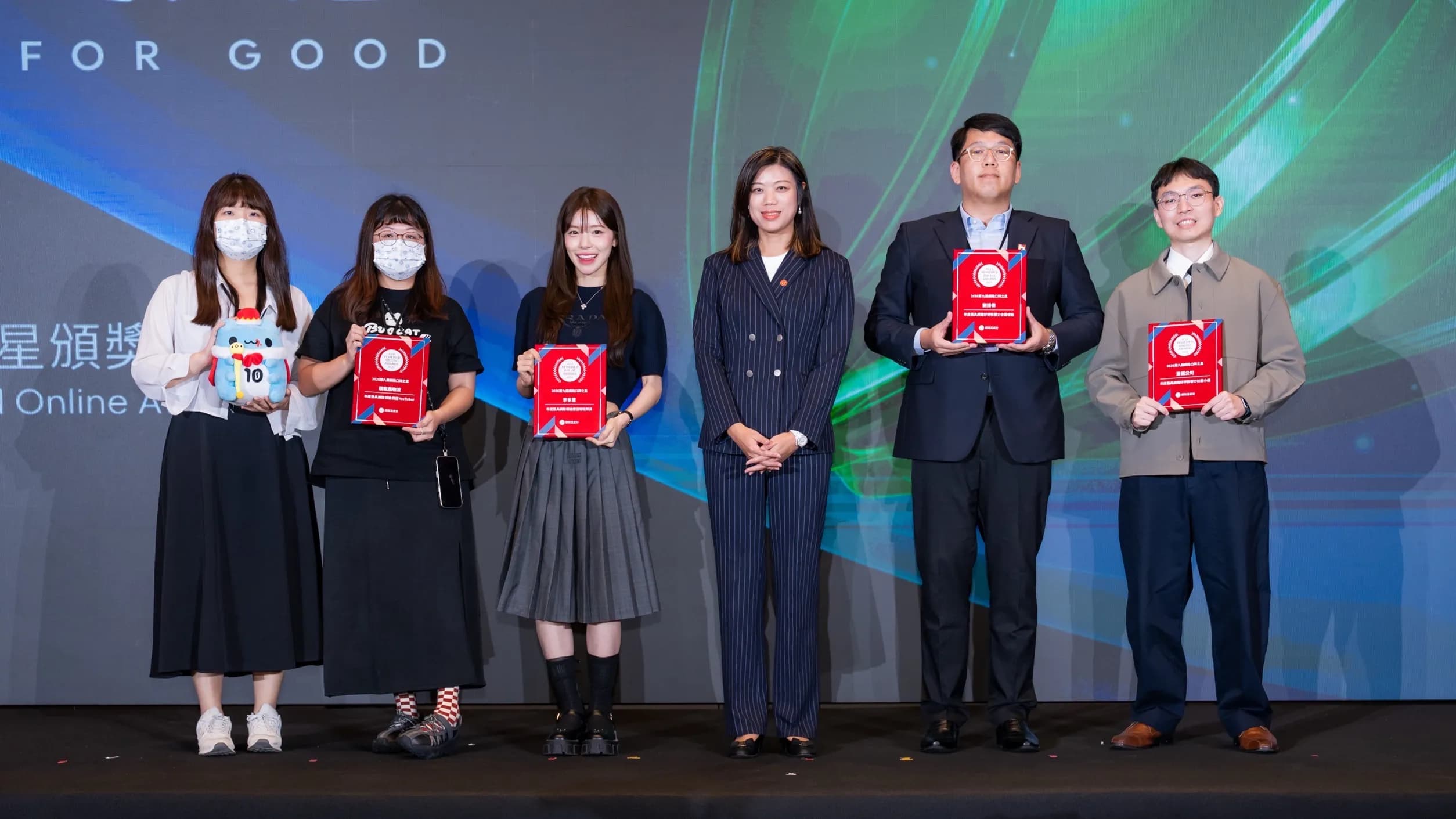 Winners of the corporate leader, social media manager, YouTuber and cheerleader awards pose with BIG DATA COO Weiwei Chiang (third from right): a representative of Hon Hai Technology Group Chairman Young Liu (second from right), Taiwan Railway Corporation (far right), Capoo (second from left) and Lee Da-Hye (third from left).