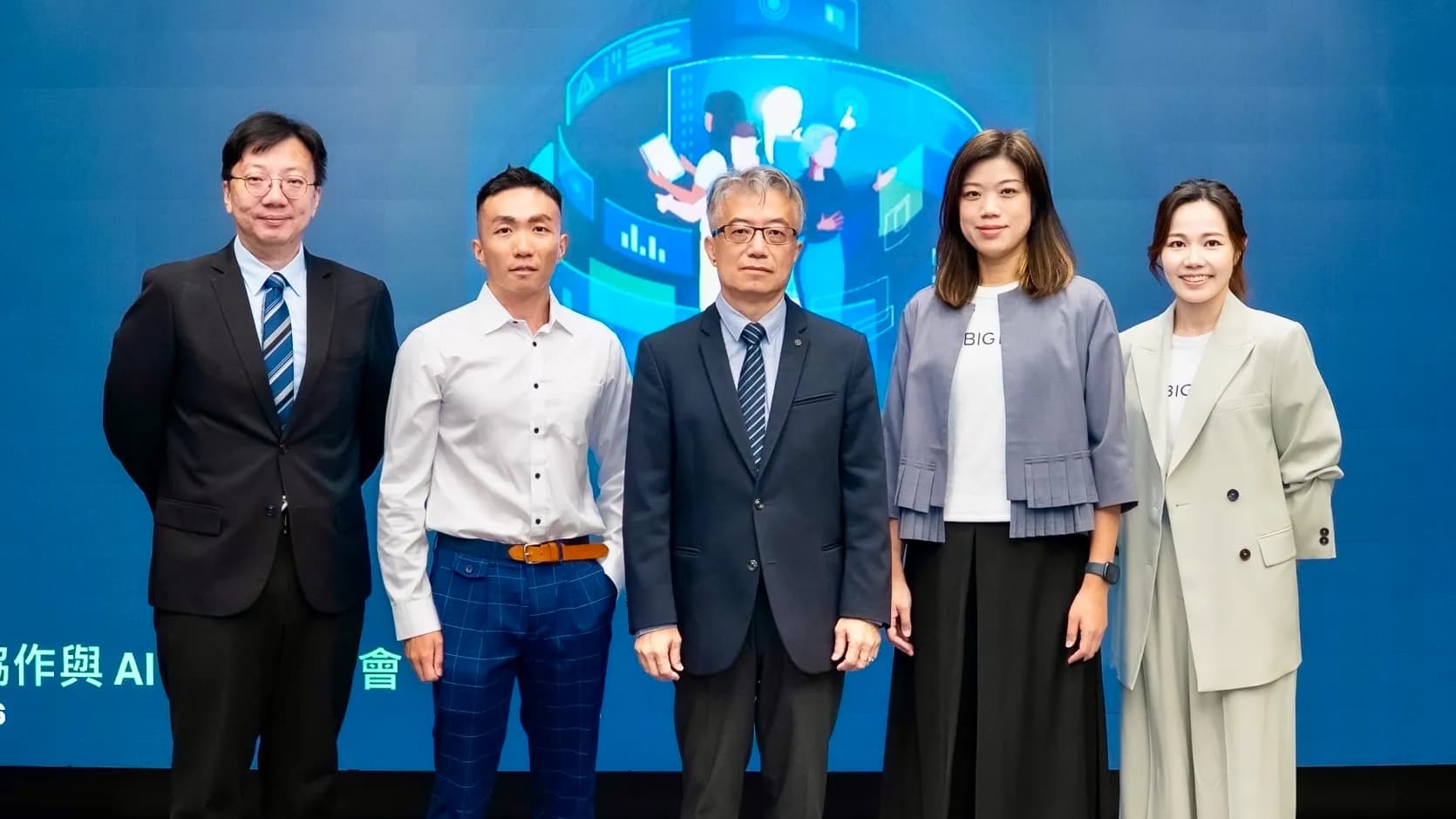 勤業眾信執行副總經理江榮倫(左一)、國立臺北科技大學管理學院院長范書愷(中)、大數據(股)公司營運長蔣志薇(右二)及創新行銷部總監袁鈺婷(右一)出席「人機協作與 AI 治理研討會」